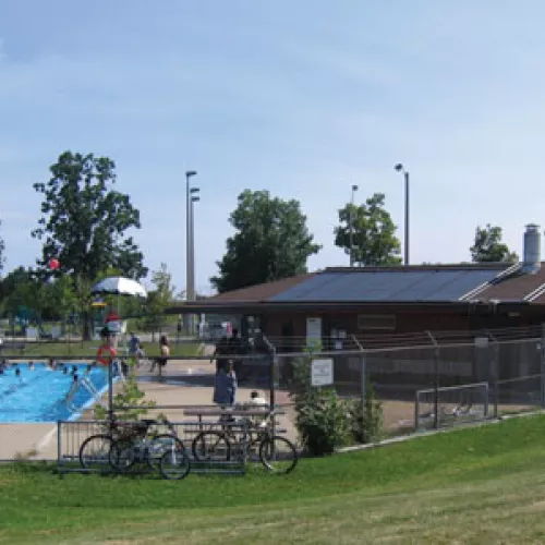 Solar thermal heating at an outdoor public swimming pool in Toronto. Source: Canada SolarCity Partnership