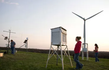 Students touring renewable energy installations at University of Minnesota Morris